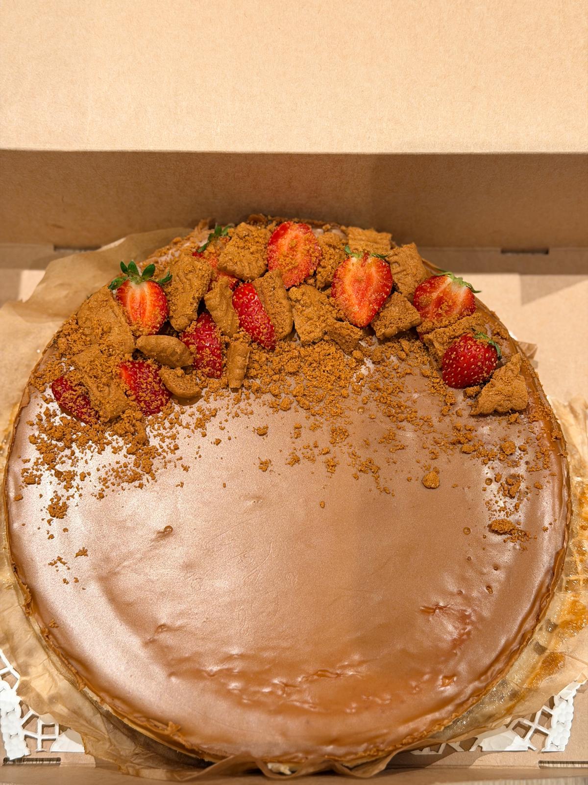 Speculoos cheesecake met aardbeien als decoratie uit Nur’s keuken