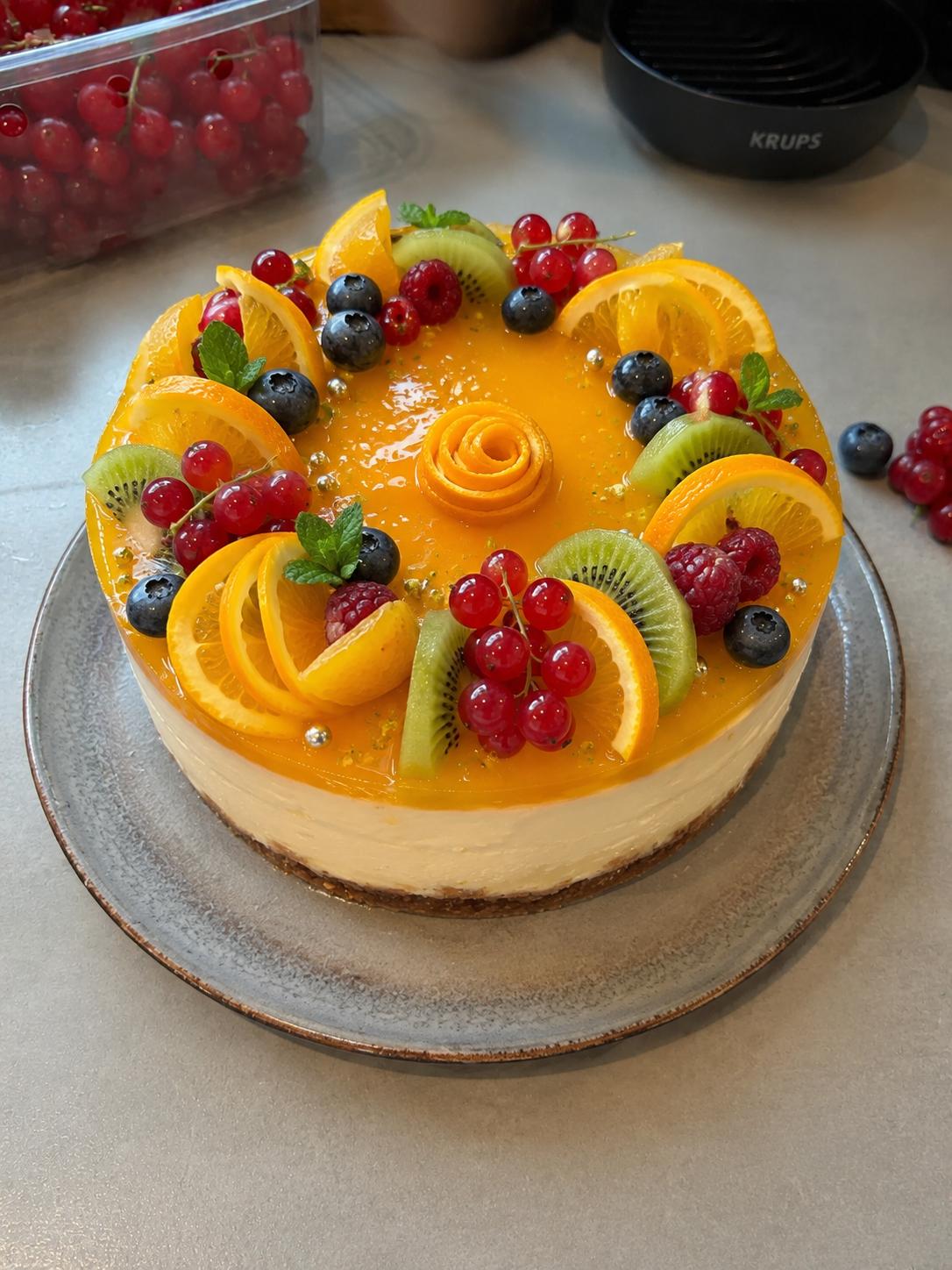 Cheesecake versierd met verschillende soorten fruit