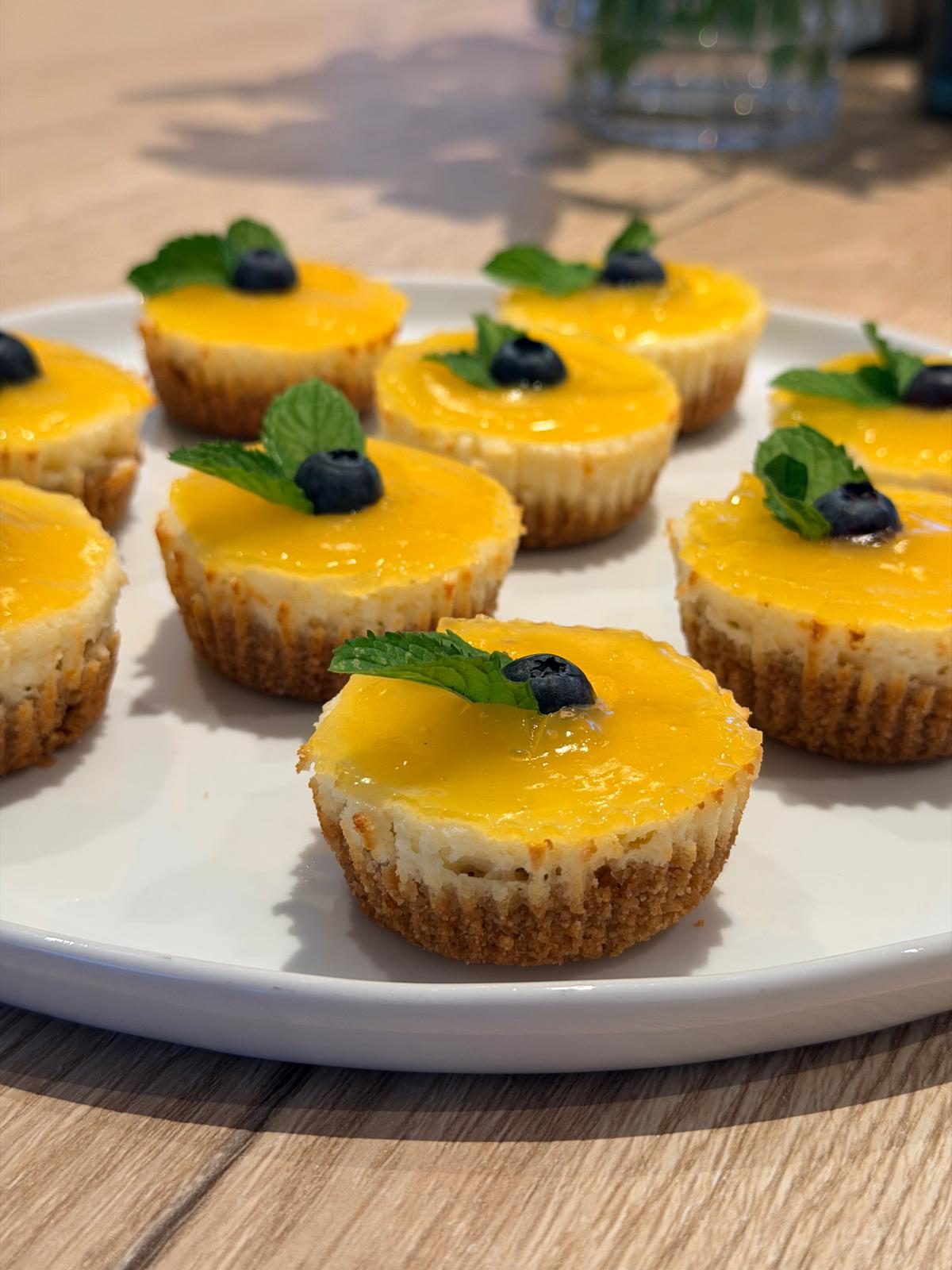 Kleine gele cheesecakes met blauwe bessen