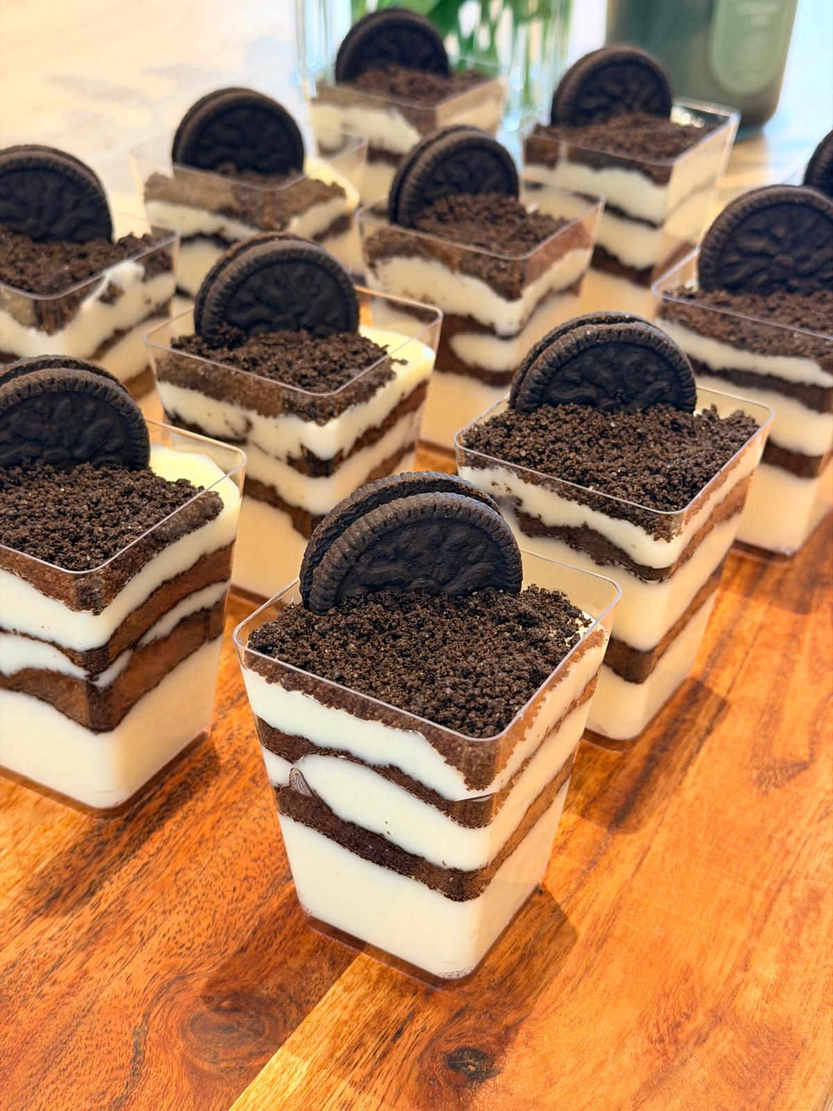 Dessertglaasjes met koek en room