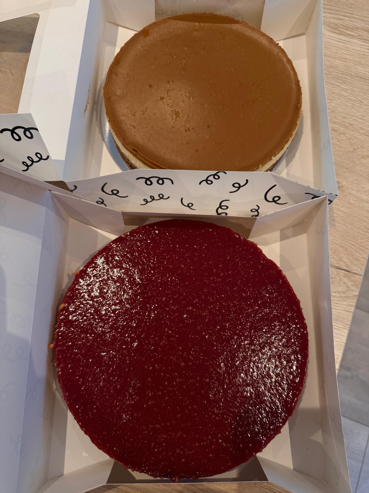 Speculoos cheesecake en frambozencheesecake naast elkaar